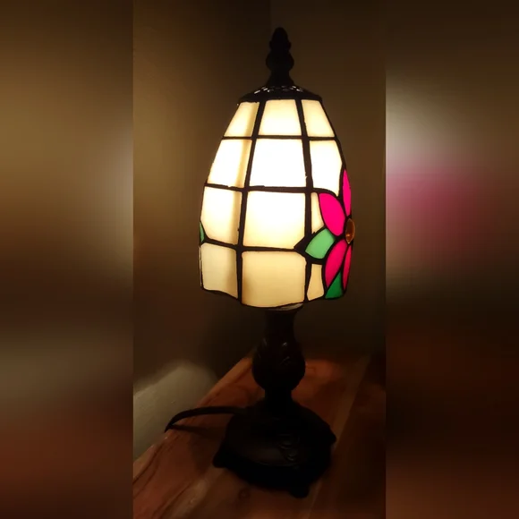Stained glass poinsettia mini lamp💡 - Picture 2 of 9